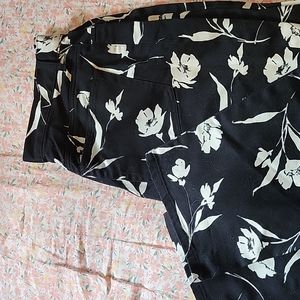 Chaps black floral pants size 10